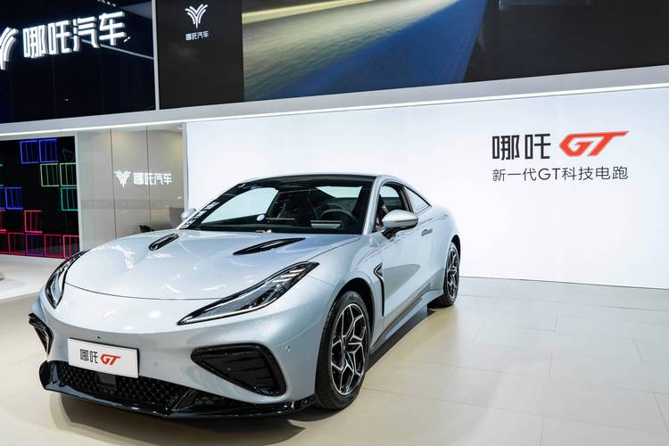 佛山9哪吒汽车在智能汽车领域的表现，领途汽车在新能源汽车市场中的影响力